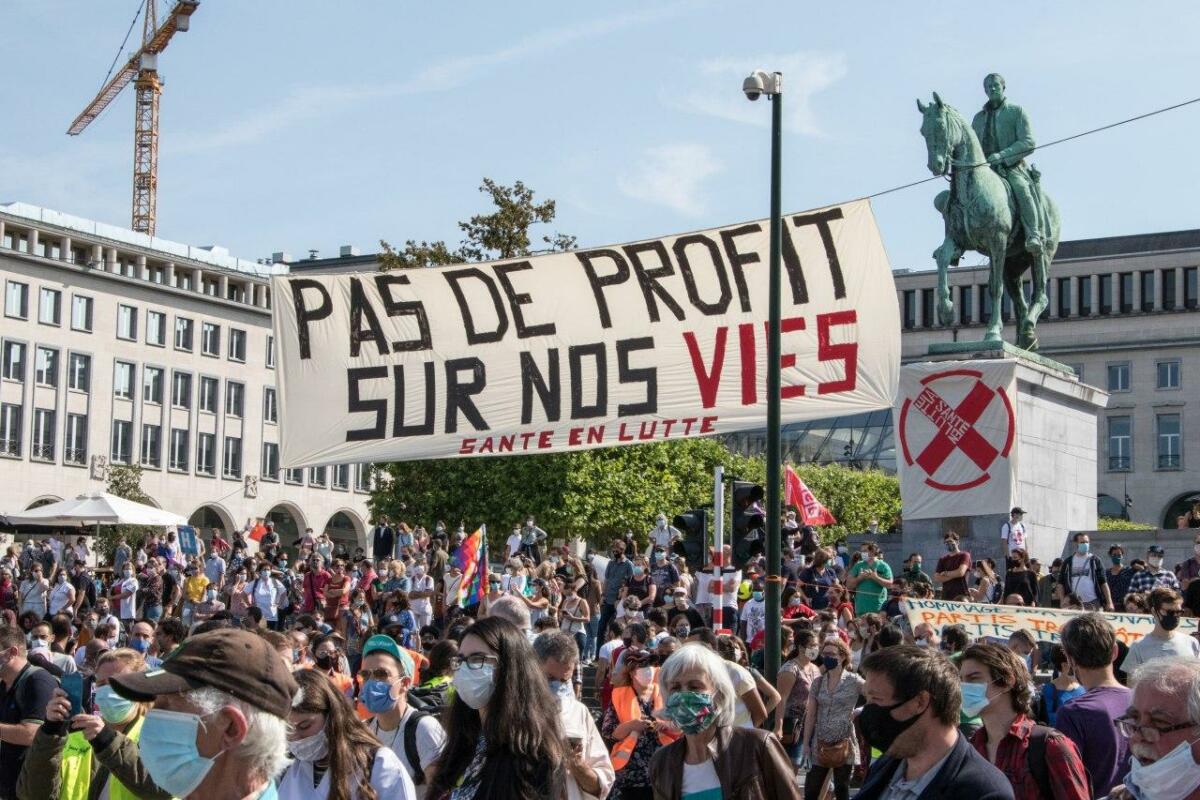 Banderole des manifestants de La santé en lutte clamant "Pas de profits sur nos vies !"